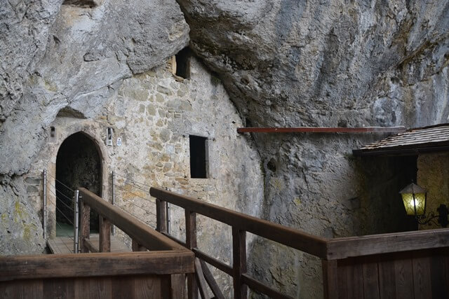 Kasteel van Predjama - onderdeel van de rotsen - Slovenië